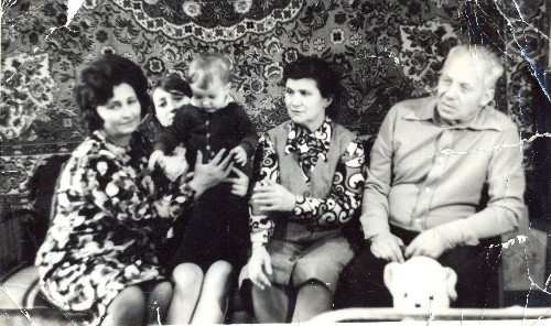 Исходное фото для анимации - черно-белая фотография людей
